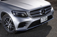 「GLC250 4MATICスポーツ」は、「AMGスタイリングパッケージ」を標準装備。フロントまわりは、専用デザインのスポイラーなどでドレスアップされている。空気抵抗の低減と熱効率を両立させるグリルシャッターも備わる。