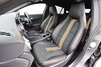 インテリア最大のポイントは、シートの中央に入れられたストライプだ。シートベルトも、オレンジのストライプ入り。