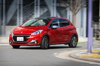 クイックなステアリングギアレシオにより、交差点などでは少ない操作量で曲がっていくことができる。