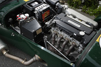 長いノーズに縦置きされる、フォード製の2リッター直4「デュラテック」ユニット。性能もさることながら、排気管の取り回しゆえに、ドライバーの足元はいつでもホット。