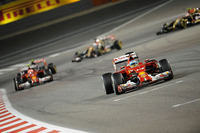 当初から苦戦は予想されたものの、結果にはやはりがっかり、といったところ。フェラーリはバーレーンで極めて地味な週末を過ごした。フェルナンド・アロンソ（写真手前）は9番グリッドから9位。キミ・ライコネン（同後ろ）は5位と好位置からのスタートながら接触などもあり後退し、10位ゴール。レース後のライコネンは、メルセデス・エンジン組との大きな差を認めざるを得なかった。（Photo=Ferrari）
    
    