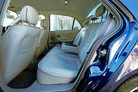 後席には、サイドウィンドウにもリアガラスにも、サンシェードが備わる。ショファードリブンとしても使える。