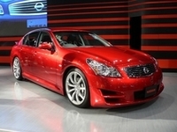 発売されたばかりの新型「スカイライン」もエアロパーツをまとって登場。
