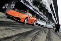 富士スピードウェイのピットレーンで“出番”を待つ「ウラカン」。試乗の舞台はおなじみ富士スピードウェイのレーシングコース。