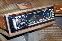 Rockford Fosgate　RAV DVD1DVD/CD/MP3の再生に対応した1DINヘッドユニット。ドルビーデジタル＆dtsデコーダーとセンターチャンネル用アンプがビルトインされ、DVDビデオのサラウンド再生に対応する