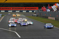 GT500クラスのスタートシーン。