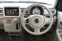 新型「アルトラパン」のインテリア。部屋や家具をモチーフとしたデザインが、各所に用いられている。
    