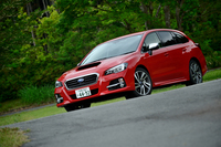 よりスポーティーな足まわりが採用される「1.6GT-S EyeSight」。外観上は、グレードごとに色の異なるアルミホイールと、ダークメッキ＋ブラック塗装のフロントグリルが「GT-S」系の特徴となっている。
    