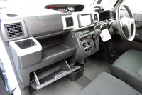 助手席側の大容量インパネトレイやグローブボックス、運転席側のインパネアッパーボックスなど、収納は充実している。