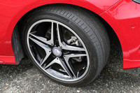 タイヤサイズは225/40R18。試乗車にはオプションのナイトパッケージ（12万円）に含まれる18インチAMGツインスポークアルミホイールが装着されていた。