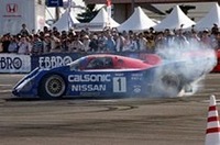 デモランの締めはドーナツターンがほぼお約束となっていたが、1992年度全日本スポーツプロトタイプ選手権のチャンピオンマシンである日産R92CPまで振り回してしまっているのは本山選手。あとでニスモのスタッフに怒られてたりして？