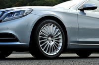 タイヤサイズは前が245/45R19、後ろが275/40R19。標準でランフラットタイヤが装着される。ランフラットとは思えぬ、低速でも快適な乗り心地。