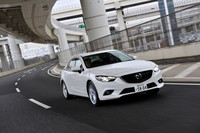 タイヤのサイズは、AT仕様の「XD」では225/55R17が標準だが、MT仕様では225/45R19となる。見た目はもちろん、乗り味も異なる。