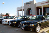 写真手前は、ダッジのスポーティモデル「チャージャー」。ハイパフォーマンス（＝大食い）なSRTバージョンもある。