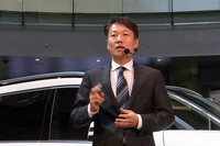 メルセデス・ベンツ コネクションを紹介する、メルセデス・ベンツ日本の上野金太郎社長。