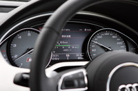 「シリンダーオンデマンドシステム」により4気筒走行になると、メーターパネル内にあるディスプレイの燃料消費を表すバーが白から緑になり、「4気筒モード」の文字が表示される。