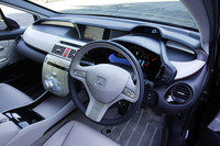 ホンダらしい、若々しい色遣いのインテリア。「H2ボール」のアイデアはわかりやすいと思ったけれど、そのほかのメーター類はちょっと要素が多すぎて見にくい。ま、枝葉末節の取るに足らないことではありますが。
    