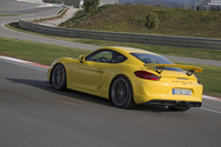 サーキットを駆け抜ける「ケイマンGT4」。同モデルが0-100km/h加速に要する時間は4.4秒（参考値：MT車の「ケイマンS」＝5.0秒、同「ケイマンGTS」＝4.9秒）で、最高速度は295km/h。ドイツ・ニュルブルクリンク北コースのラップタイムは7分40秒と伝えられる。
    