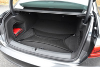 トランクルームの容量は480リッター。トランクスルー機構を使えば962リッターまで拡大できる。