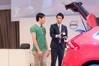 展示車を前に商品説明。
    