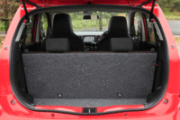 後席は可倒式で、たたんでラゲッジスペースを拡大できる。（写真をクリックすると荷室のアレンジが見られます）