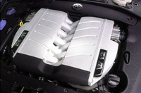 フェートンの技術的ハイライト、6リッターW12ユニット。15度のバンク角をもつV6を、72度のバンク角で組み合わせたエンジンである。無段階可変吸気および2ステージの排気側可変カムシャフト機構をもつコンパクトなパワープラント。