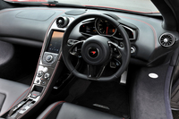 運転席まわりの様子。高く幅広いサイドシルや、それとは対照的な細身のセンターコンソールが特徴的。
    