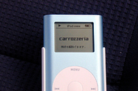 iPodをアダプターに接続すると表示部には「carrozzeria」の文字が。