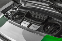 エンジンコンパートメント上部は、「911R」「4.0」と記されたパネルで飾られる。エンジン本体を俯瞰（ふかん）することはできない。