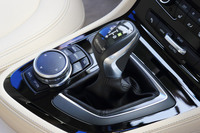 「218d」や「225i xDrive」などに8段ATが搭載されているのに対し、「225xe」には「218i」と同じく6段ATが採用されている。