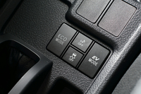 HV化にともない、センターコンソールにはEV走行モードのスイッチが追加された。
    