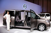 若干ボディサイズが拡大されたように見えるが、ウリである“5ナンバーサイズ”は守るはず。リアドアは両側スライド。