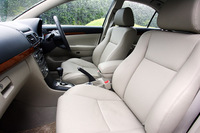 内装写真はいずれもセダン「Qi」のグレージュ本革シート。