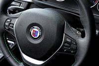 ステアリングホイールには高級なラヴァリナレザーが用いられている。スポークの裏面にシフト用のボタンが備わる。