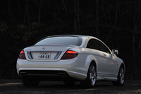 リアのコンビネーションランプにもLEDを用い、先進的なイメージの演出を図った。アルミホイールのデザインも一新されている。試乗車の19インチアルミホイールは、AMGスポーツパッケージのオプション装備。