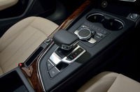 上面が平らな、7段ATのシフトノブ。その前方には、インフォテインメントシステムの操作スイッチがレイアウトされる。