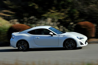 全長4240mm。専用のFRプラットフォームを設計し、4人乗りとしては世界最小サイズのパッケージにまとめられた。