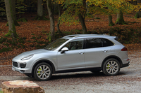 
    2010年のデビュー以来、初のマイナーチェンジが実施された第2世代の「ポルシェ・カイエン」。同時に、従来のハイブリッドモデル「カイエンSハイブリッド」はプラグインハイブリッドモデル「カイエンS E-ハイブリッド」に代わった。
    