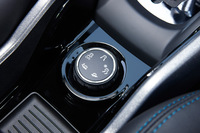 駆動輪に伝わるエンジントルクやブレーキを制御することで、滑りやすい路面での走行をサポートする「グリップコントロール」。走行モードは、センターコンソールに備わるダイヤル式のコントローラーで選択する。