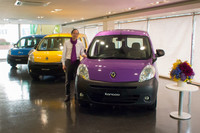 大極 司ルノー・ジャポン社長が身に付けているストールは、「タンタシオン ヴィオレ」を表現した物で、ルノーウェブショップにて20枚限定で販売される。価格は1万5750円。