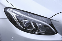 「C63 S」のヘッドランプには、他の走行車両を幻惑させないよう照射範囲を自動的に制御しながら、ハイビームで最大の視界を確保する機能「アダプティブハイビームアシスト・プラス」が備わる。
    