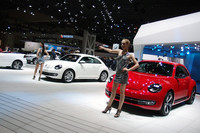 第42回東京モーターショーのフォルクスワーゲンブースと、その入り口を固める「ザ・ビートル」。