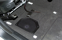 純正ウーファーはシート下に装着されている。


