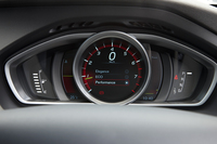 メーターパネル。「Elegance」「ECO」「Performance」（写真）の走行モードにあわせて、色調と表示内容が変化する。