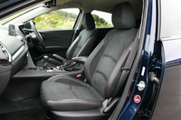 「XD」グレードには、ラックススエード×レザーの専用シートが備わる。写真は6MT仕様車。