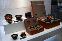 JVC（日本ビクター）のブースでは、木の振動板をもつスピーカーシステムが衝撃的なデビューを飾った。会場にはデモカーが用意され、そのサウンドを体験することができる。