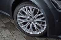 「TTSクーペ」には、写真の“10Vスポークデザインパートリーポリッシュト”18インチアルミホイールが装着される。