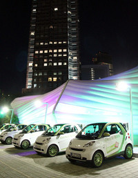 【写真15】一般試乗のために充電中の「スマートエレクトリックドライブ」。