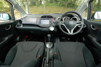 運転席まわりの様子。Aピラーは先代よりも20mm細くなり、三角窓の表面積は3倍に。上方に切れ上がったフロントウィンドウと合わせ、視界のよさはアピールポイントだ。