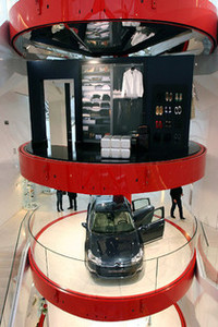 「クルマ階」と「お部屋階」を縦に重ね、C5のある生活を演出する。